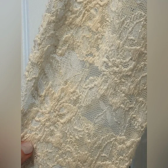 NWT: BARDOT LACE RUFFLE TOP. Size Large. - Picture 4 of 6